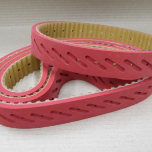 Pas zębaty z czerwoną gumą i frezowanymi otworami do ciągnięcia foli z vacuum 