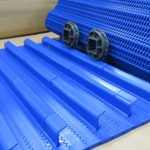 Taśma modularna z zakrzywionymi zabierakami 