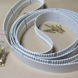 Pas zębaty z fałszywym zębami pod zabieraki 